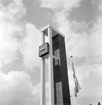 150826 Gezicht op de uurwerktoren annex schoorsteen van het N.S.-station Weesp te Weesp.